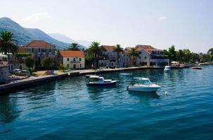 jachten en vissersboten, baai van kotor, tivat, seljanovo, montenegro foto