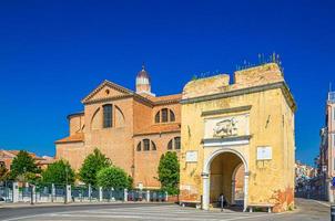 porta santa maria o porta garibaldi poort en kathedraal santa maria assunta duomo katholieke kerk in chioggia foto