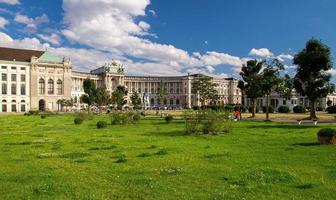 groen gazon voor het keizerlijk paleis van hofburg, wenen, oostenrijk foto