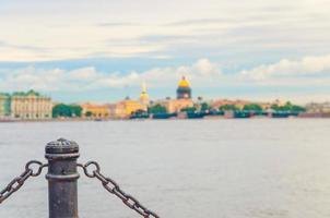 hekwerkkettingpaal met onscherpe achtergrond van de rivier de neva, stadsgezicht van sint petersburg foto