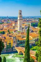 luchtfoto van het historische stadscentrum van verona foto