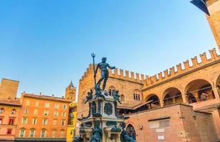 neptunus fontein fontana del nettuno en palazzo re enzo paleis gebouw op piazza del nettuno foto