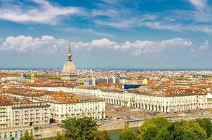 Luchtfoto panoramisch uitzicht op de skyline van het centrum van Turijn met Piazza Vittorio Veneto, Po-rivier en Mole Antonelliana-gebouw foto