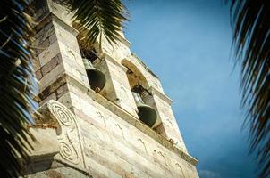 uitzicht op de klokkentoren van de kerk van de heilige drie-eenheid, budva, montenegro foto