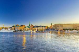 panorama van de oude stad gamla stan historisch centrum met kleurrijke gebouwen en koninklijke paleisvoorgevel stockholm slott foto