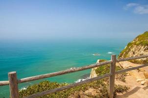 portugal, cabo da roca, de westelijke kaap roca van europa, wandelpaden op de kaap roca, houten leuningen foto