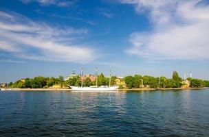 white ship hostel af chapman afgemeerd aan lake malaren, stockholm, zweden foto