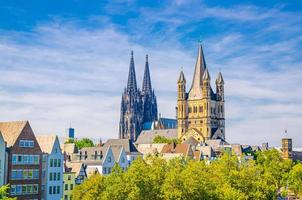 uitzicht op het historische stadscentrum met torens van de kathedraal van Keulen foto