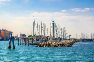 vuurtoren op stenen pier van jachthaven foto