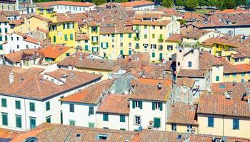 bovenaanzicht vanuit de lucht op het plein Piazza dell Anfiteatro in het historische centrum van de middeleeuwse stad Lucca foto