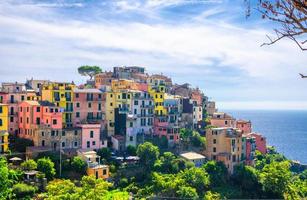 Corniglia traditioneel typisch Italiaans dorp met kleurrijke veelkleurige gebouwen foto