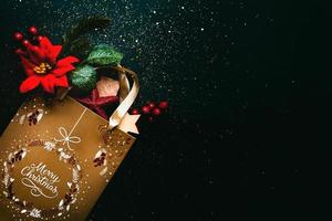 vrolijk kerstfeest. kersttas met kerstversiering en sprankelende glitter met kopieerruimte. kerst concept achtergrond foto