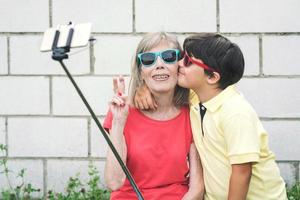 oma en kleinzoon nemen selfie met smartphone foto