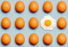 bovenaanzicht van creatief patroon gemaakt van bruine eieren en een gebakken ei foto