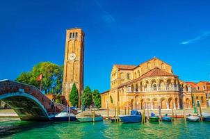 kerk van santa maria e san donato en klokkentoren bakstenen gebouw op het campo san donato-plein op de murano-eilanden foto