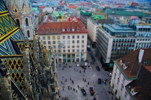 bovenaanzicht van plein met kleine mensen uit st. stephan kathedraal foto