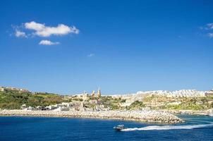 uitzicht op havendorpsstad mgarr op het eiland gozo, malta foto