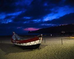 portugal, nazare strand, gekleurde houten boten, panoramisch uitzicht over de stad nazare, traditionele Portugese vissersboten foto