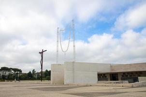 portugal, fatima kerk, heilige drie-eenheid basiliek fatima, kruisbeeld kruis moderne kunst foto