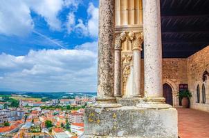 loggia van middeleeuws kasteel van leiria castelo de leiria gebouw met gotische arcade foto