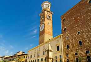 torre dei lamberti klokkentoren van palazzo della ragione paleis gebouw in piazza delle erbe foto