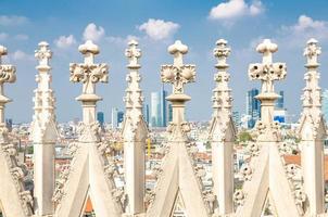 witte marmeren beelden op het dak van de kathedraal van duomo di milano, italië foto