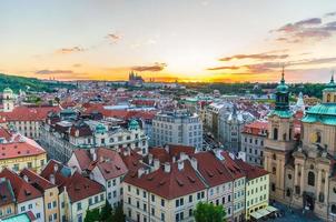 panoramisch uitzicht vanuit de lucht op de oude binnenstad van Praag, historisch stadscentrum met gebouwen met rode pannendaken foto