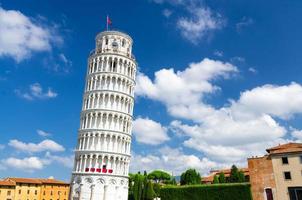 scheve toren torre deed pisa op piazza del miracoli plein, blauwe lucht met witte wolken achtergrond foto