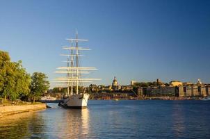 white ship hostel af chapman afgemeerd aan lake malaren, stockholm, zweden foto