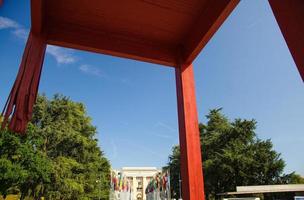 gebroken stoel voor het gebouw van de verenigde natie, genève, zwitserland foto