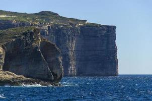 schimmel en gebla rotskliffen bij azuurblauw venster, gozo-eiland, malta foto