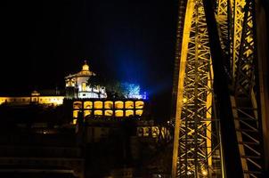 portugal, nachtporto, lichten van de nachtstad, nacht panoramisch uitzicht op de eiffelbrug, ponte dom luis foto