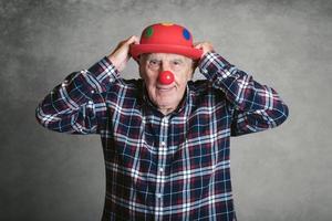 grappige grootvader met hoed en clownsneus foto