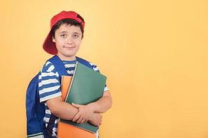 terug naar school, gelukkig kind met rugzak en notitieboekje foto