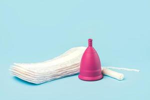 siliconen menstruatiecup met tampon en maandverband of servetten. vrouwelijk intiem alternatief gynaecologisch hygiëneconcept foto