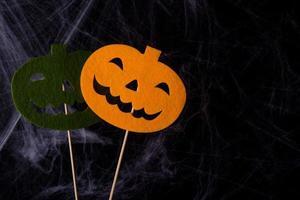 trick or treat, enge halloween-pompoen op op zwarte achtergrond foto