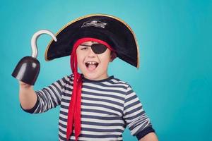 lachende jongen verkleed als piraat foto