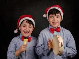 kinderen zingen kerstliederen in kerstmis foto