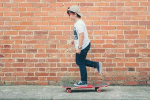 kind met skateboard op straat foto