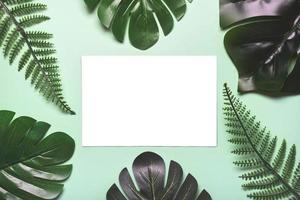 tropische palmbladeren frame met wit papier in het midden foto