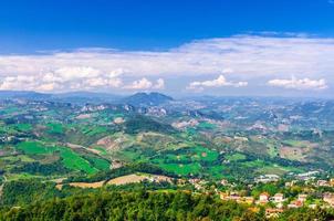 luchtfoto panoramisch uitzicht op landschap met vallei, groene heuvels, velden en dorpen van de republiek san marino foto