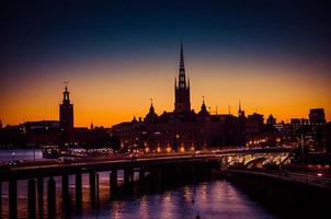 silhouet van de skyline van Stockholm bij zonsondergang, schemering, zweden foto