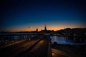 silhouet van de skyline van Stockholm bij zonsondergang, schemering, zweden foto