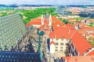 top luchtfoto van praag met binnenplaats plein van praagse burcht en oud koninklijk paleis foto