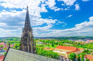 bovenaanzicht van de koninklijke tuin van praag en dak en torenspits van st. vituskathedraal foto