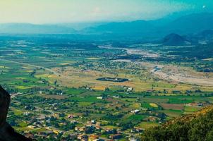 bergen en vallei in de buurt van kalabaka, griekenland foto