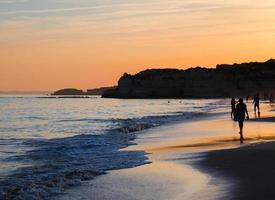 portugal, algarve, de beste stranden van portimao, praia da rocha, zonsondergang over de Atlantische oceaan foto