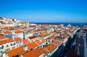 Portugal, panoramisch uitzicht op de oude stad Lissabon in de zomer, toeristisch centrum van Lissabon foto