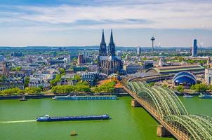 Keulen stadsgezicht van het historische stadscentrum met de kathedraal van Keulen foto