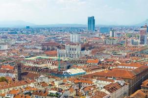 panoramisch uitzicht vanuit de lucht op het historische centrum van Turijn, palazzo carignano paleis, oranje pannendaken van gebouwen foto